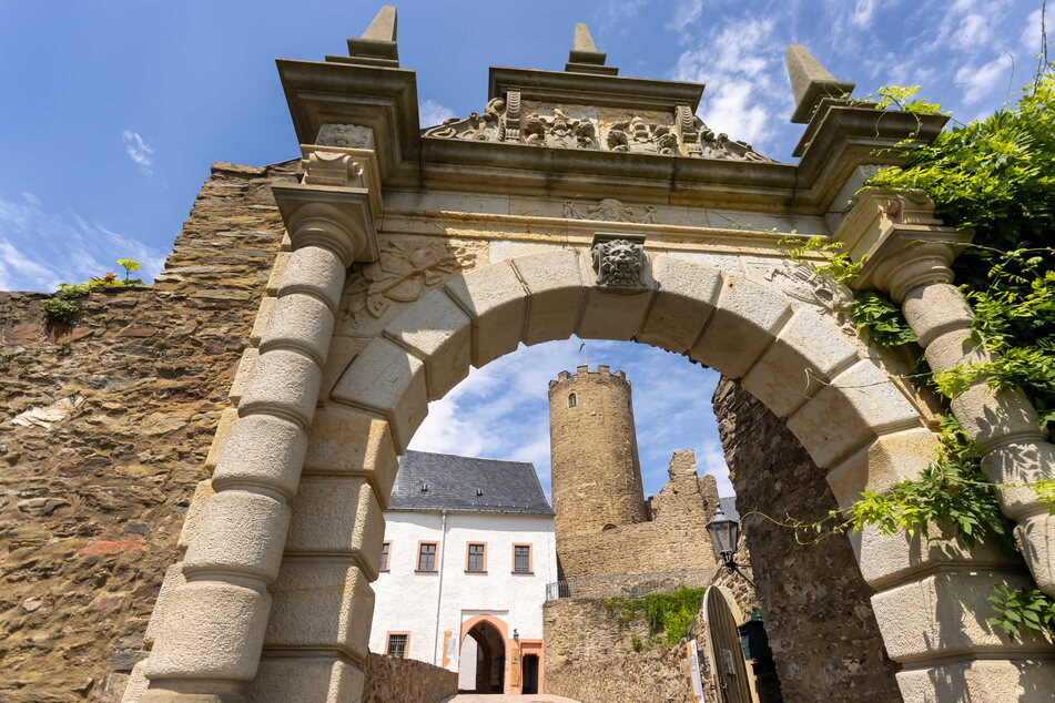 In der Burg Scharfenstein im Erzgebirge könnt Ihr im Osterdorf feiern und an vielen Aktionen teilnehmen.