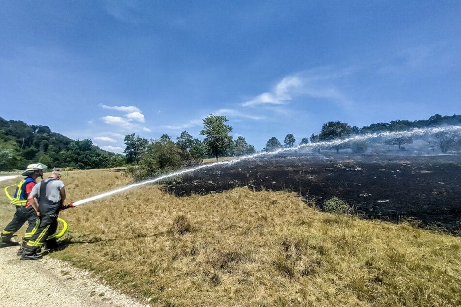 Die Fläche ist aus noch unbekannten Gründen in Brand geraten.