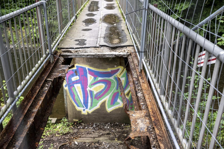 Die Brücke wurde Anfang 2025 nach einer Prüfung wegen schlechter Statik gesperrt.