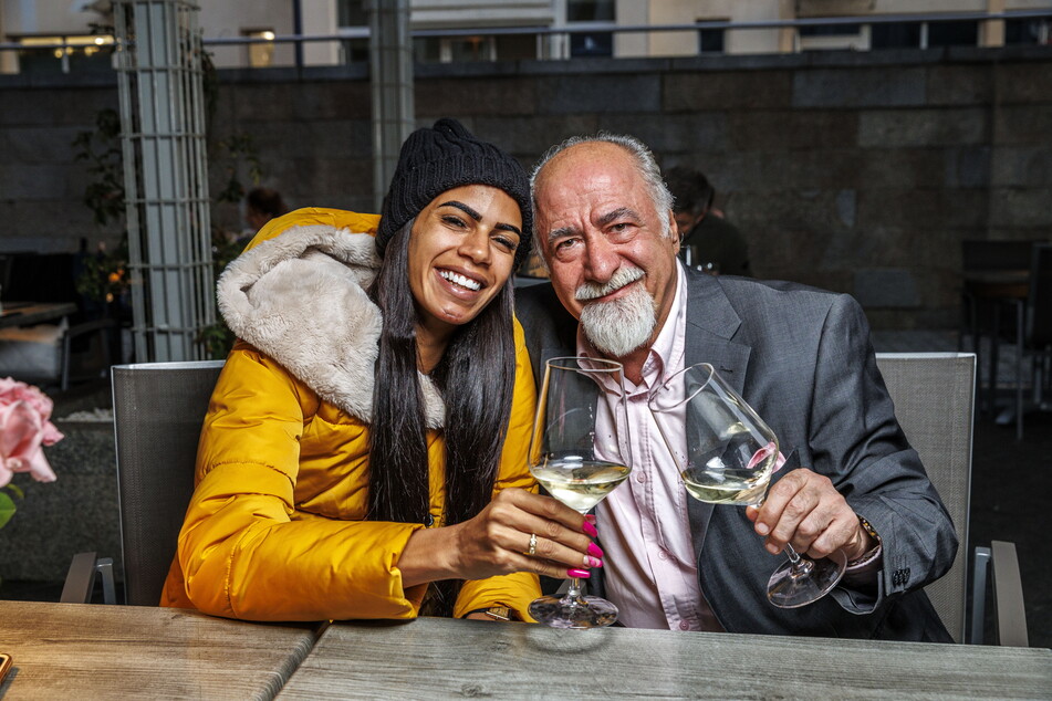 Ein glückliches Paar: Giuseppe Balducci (64) und seine brasilianische Braut Joice Pereira (25). An kühle Sommertage muss sie sich erst gewöhnen.