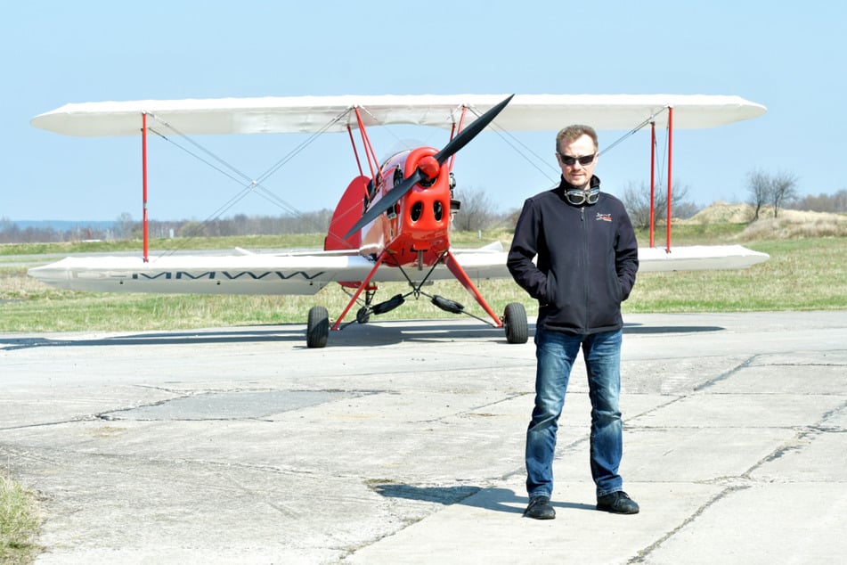 Jan Meißner (51) und sein Kiebitz Doppeldecker, mit dem er Rundflüge anbietet. Der Flieger spielte im Kinofilm "Grüner wird's nicht - sagte der Gärtner und flog davon" mit Elmar Wepper eine tragende Rolle.