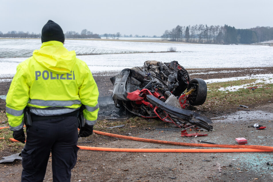 Tödlicher Unfall! Sportwagen überschlägt sich und geht in Flammen auf