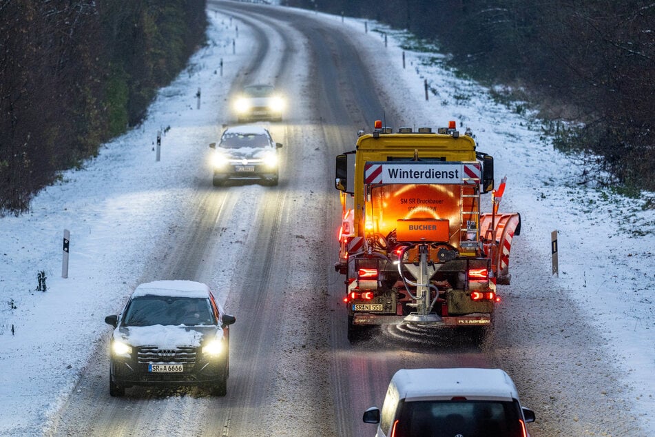 Der Winterdienstwagen wurde von dem Linienbus angefahren. (Symbolfoto)
