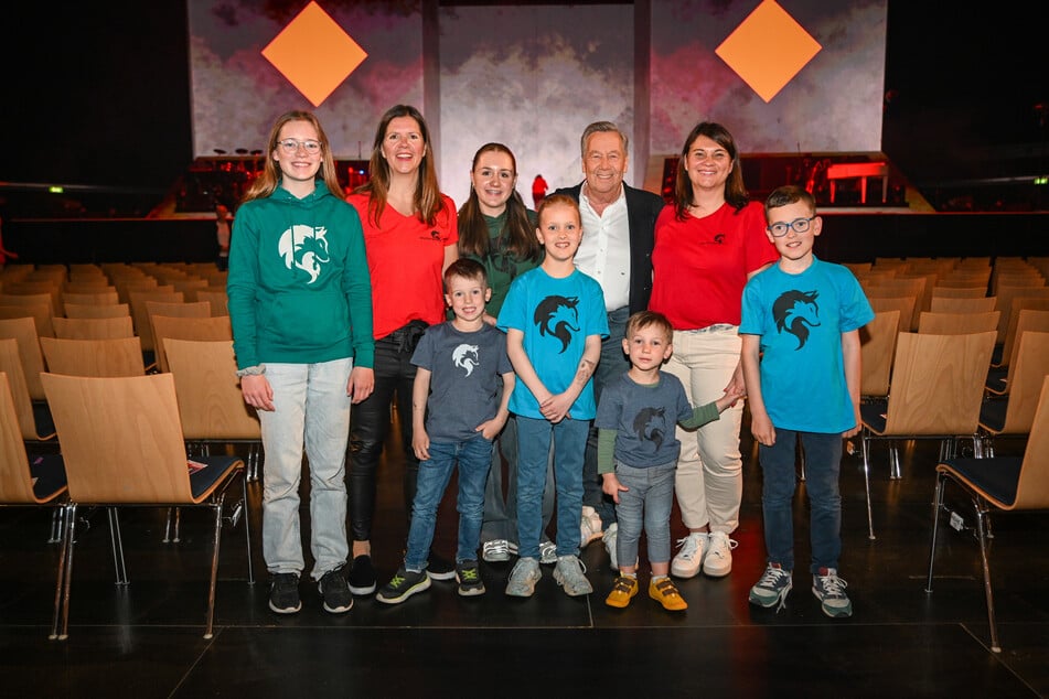 Schlagerstar ganz nah: Roland Kaiser (73) zusammen mit den Kindern und Jugendlichen vom Verein Wolfsträne sowie Gründerin Katrin Gärtner (rechts) und Stellvertreterin Julia Enoch.