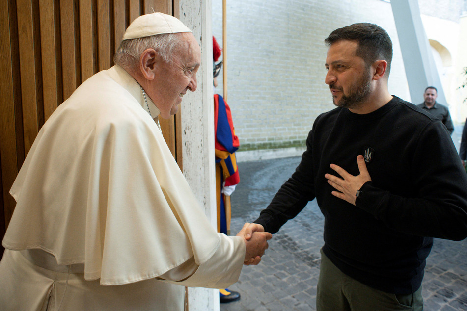 Ukrainian President Volodymyr Zelenskiy (r.) met with Pope Francis at the Vatican on Saturday for the first time since the Ukraine War started.