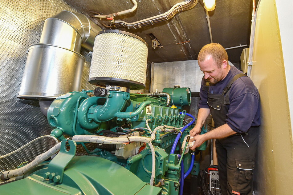 Auch auf den neuen Hilfsdiesel im Bauch der Krippen ist Maschinist Thomas stolz.