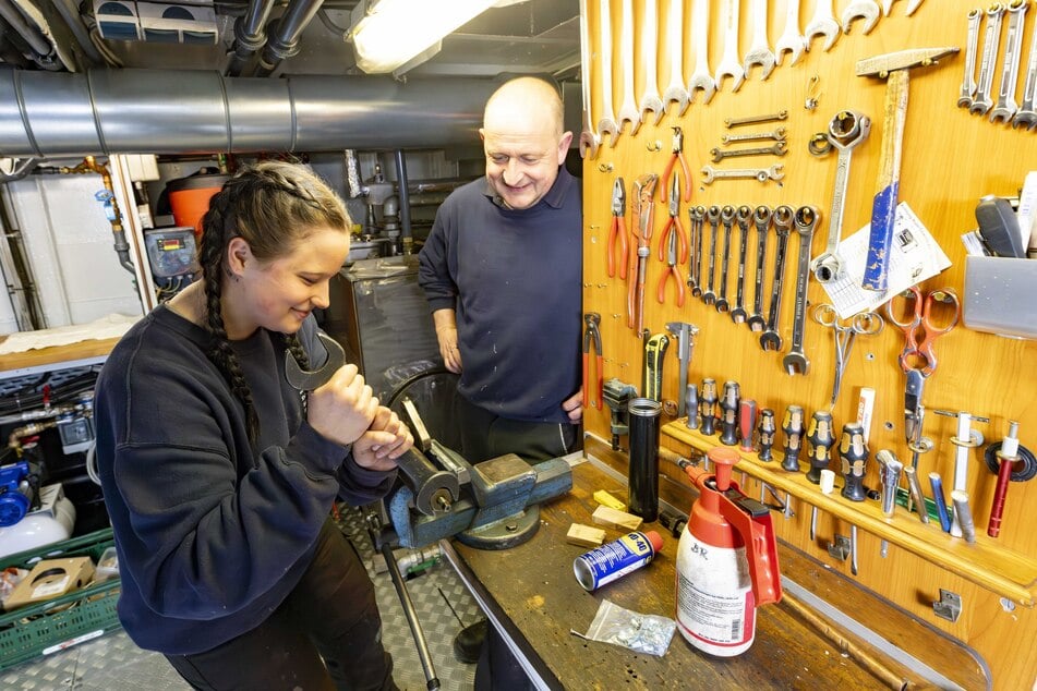 Maschinist Matthias Lutze (48) lässt die Azubine unter Deck an einem Hochsicherheitsventil schrauben.