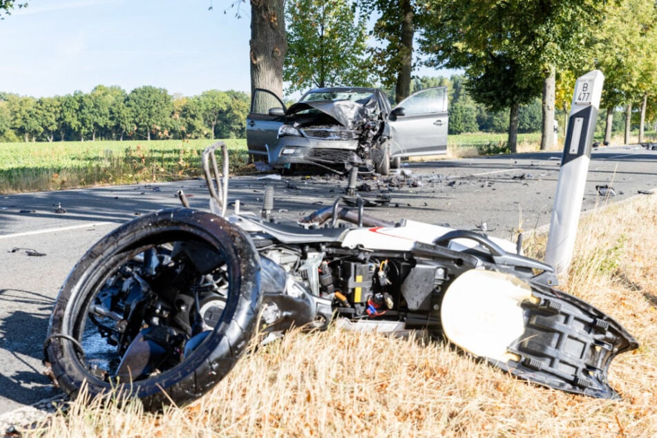 Die Maschine des Mannes lag nach dem Zusammenprall neben der Straße.