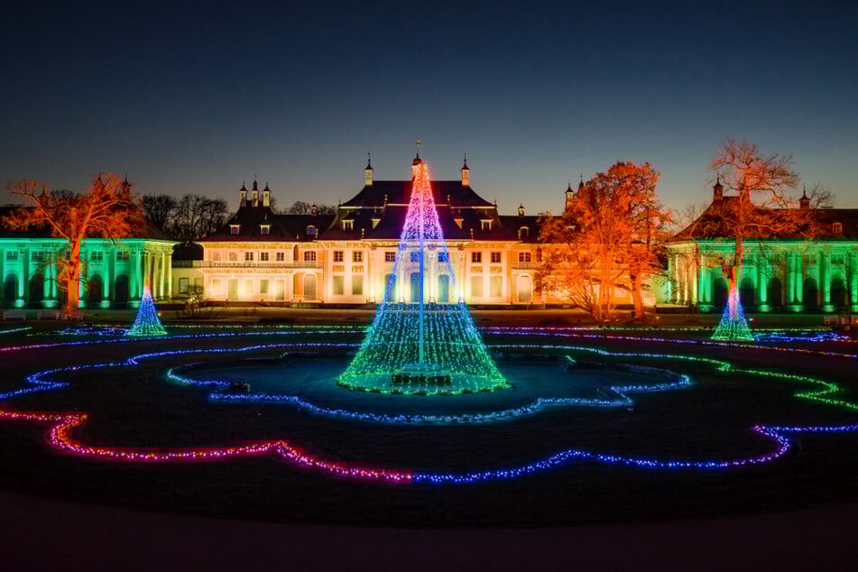 Funkelnde Wege und bunte Farben lassen Schloss und Park Pillnitz wieder wie ein kleines Wintermärchen wirken.