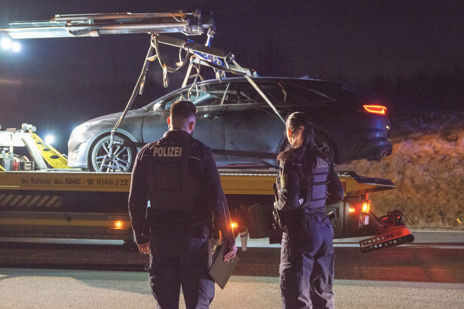 Beamte der Polizeidirektion Görlitz schauten zu, wie der geklaute KIA nach seiner Sicherstellung auf einen Abschlepper verladen wurde.