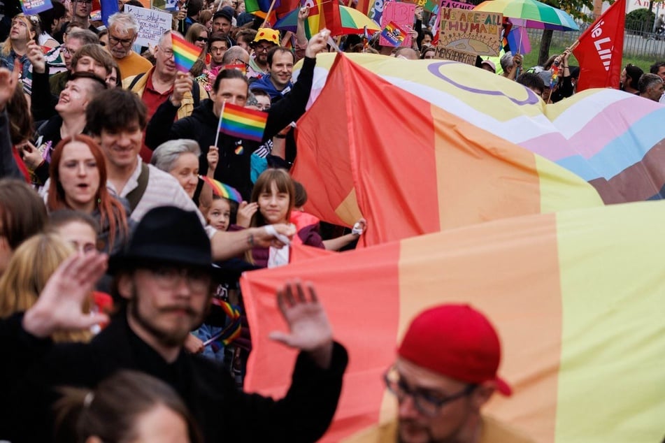 CSDs in Brandenburg: Hunderte feiern, Rechte protestieren