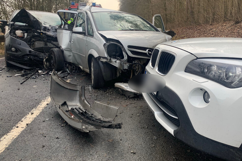 Der 19-jährige Opelfahrer war beim Überholen ins Schleudern geraten und mit zwei entgegenkommenden Autos kollidiert.