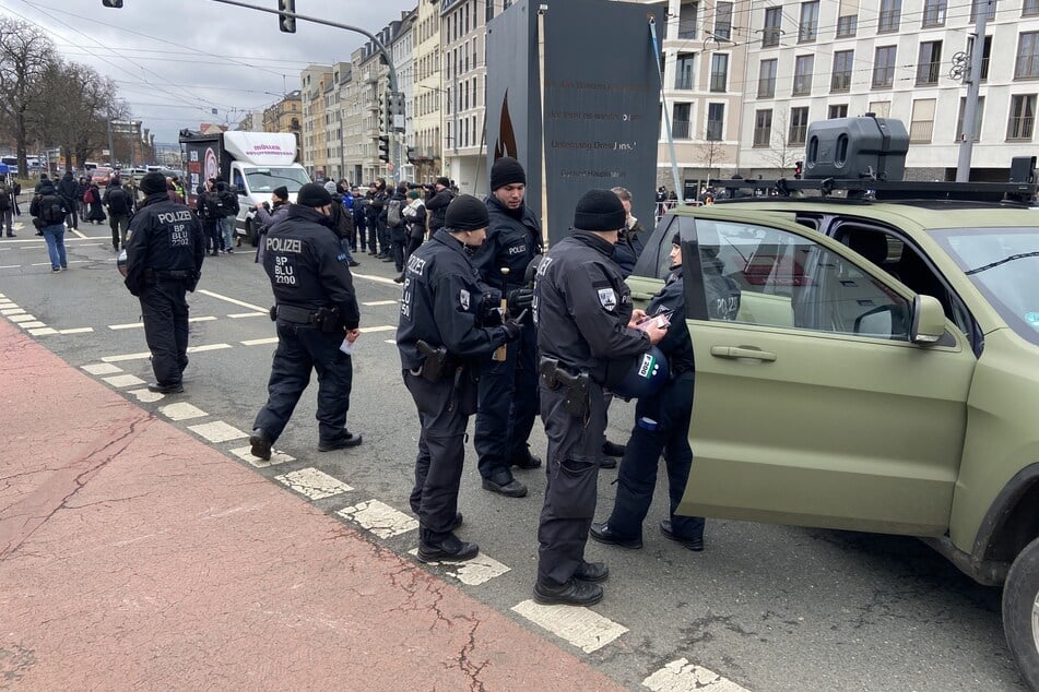 Bundespolizisten kontrollierten Schreibers Geländewagen und fanden mehrere Waffen.