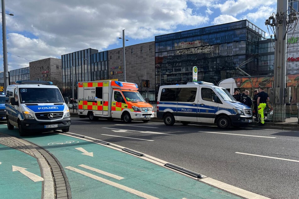 Mehrere Polizeibeamte und -fahrzeuge waren am Goerdelerring im Einsatz, außerdem ein Rettungswagen.
