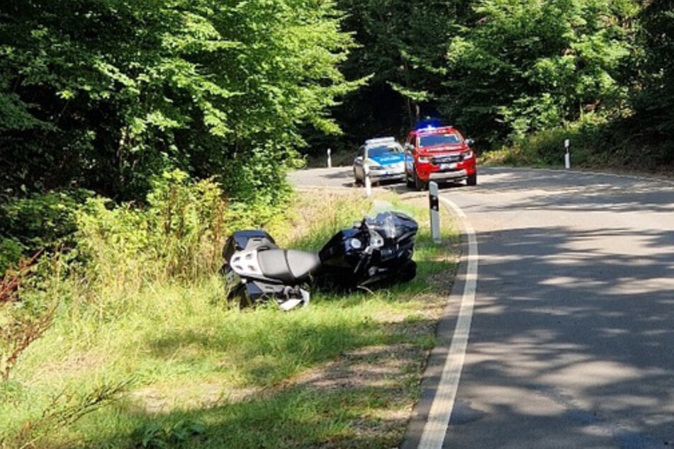 Im Harz war ein Motorradfahrer schwer gestürzt.