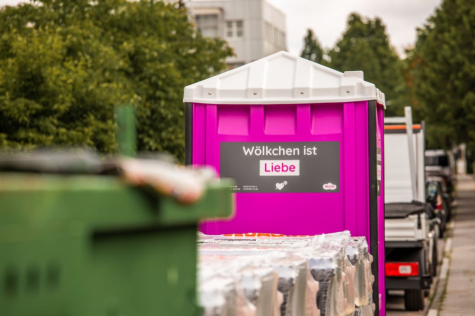 Was diese pinke Toilette von anderen mobilen Klos unterscheidet