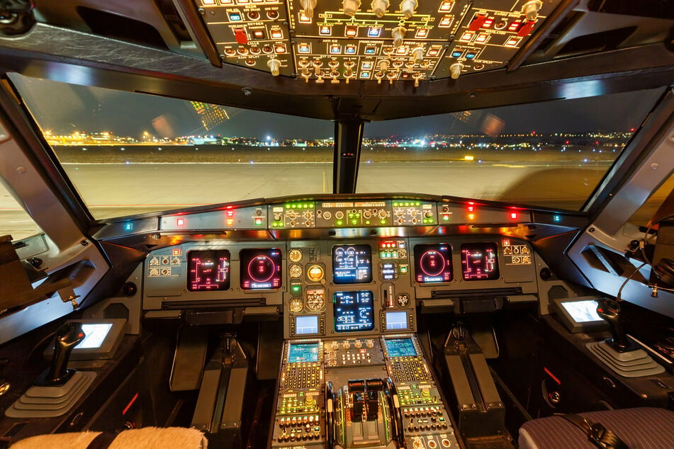 In das Cockpit des Airbus A319 können die Geimpften anschließend einen Blick werfen. Auch ein Pilot steht ihnen Rede und Antwort. (Symbolbild)