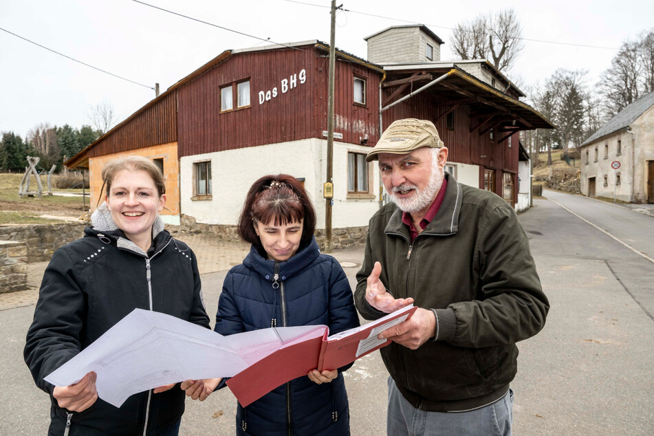 Christoph Weidensdorfer (67) schaut sich mit Kristina Altmann und Natalia Sabutna die Baupläne für das Ortszentrum "Das BHG" an.
