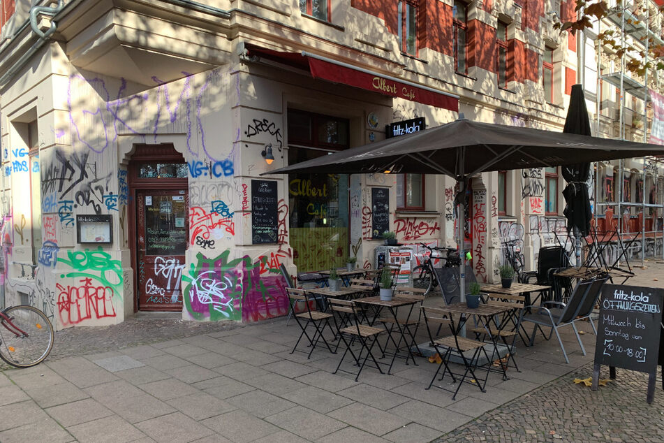 Lust auf einen Kaffee oder eine heiße Schokolade auf Eurem Spaziergang durch Plagwitz? Das Café Albert an der Ecke Karl-Heine-Straße/Helmholtzstraße bietet von Mittwoch bis Sonntag allerlei Leckereien, darunter selbst gemachten Kuchen.