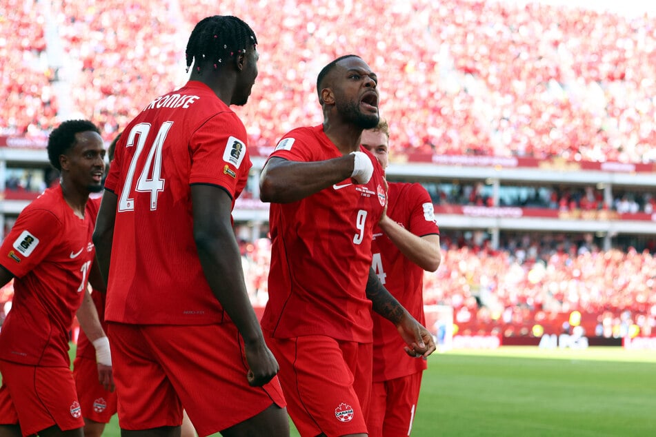 Cyle Larin (r.) traf zum späten Ausgleich für Kanada.