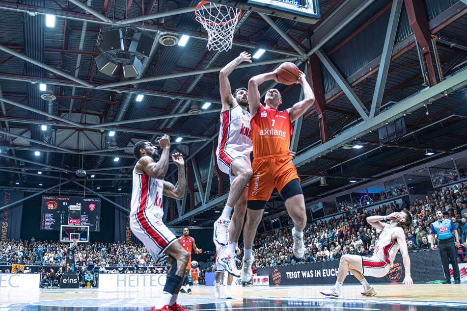 Unter dem Korb geht es beim "körperlosen" Sport Basketball ordentlich zur Sache. Jonas Richter (27, mit Ball) verletzte sich bei der Landung.