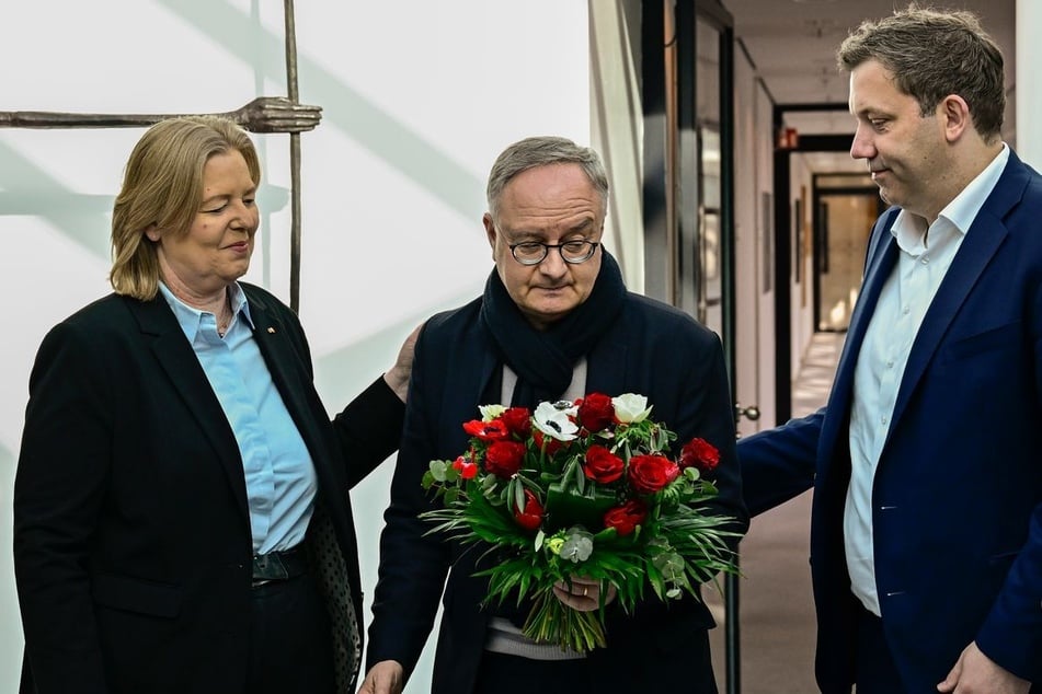 Die SPD-Vorsitzende Bärbel Bas (57), der Spitzenkandidat Andreas Stoch (56, m) und der SPD-Vorsitzende Lars Klingbeil (48) sichtlich enttäuscht: Die SPD hat mit 5,5 Prozent ihr schlechtestes Ergebnis bei einer Landtagswahl eingefahren.