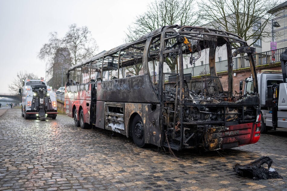 Von dem Fahrzeug ist nur noch die Hülle übrig geblieben.