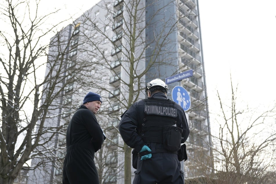 Der Brand brach nach ersten Erkenntnissen in der Küche aus. Bislang deutet alles auf Fahrlässigkeit hin.