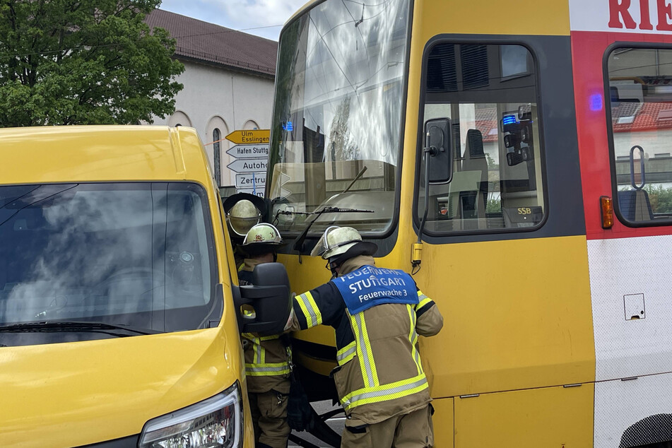 Für die Einsatzkräfte der Stuttgarter Feuerwehr begann ein ziemlich enges Unterfangen.