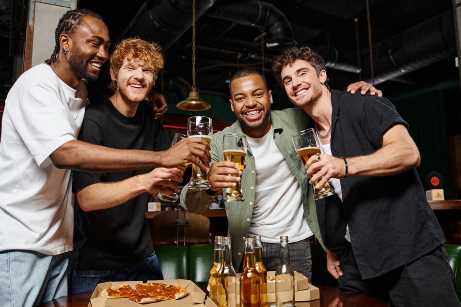 Mit den besten Freunden ein Bierchen genießen? In Sachsens zahlreichen Biergärten ist das jederzeit möglich. (Symbolbild)