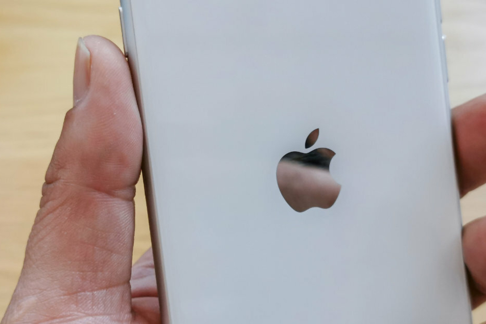 Das Logo von Apple auf dem iPhone SE2. Dieses erschien im April 2020.