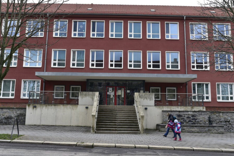 Ein Unbekannter entblößte sich vor der Chemnitzer Gebrüder-Grimm-Grundschule. (Archivbild)