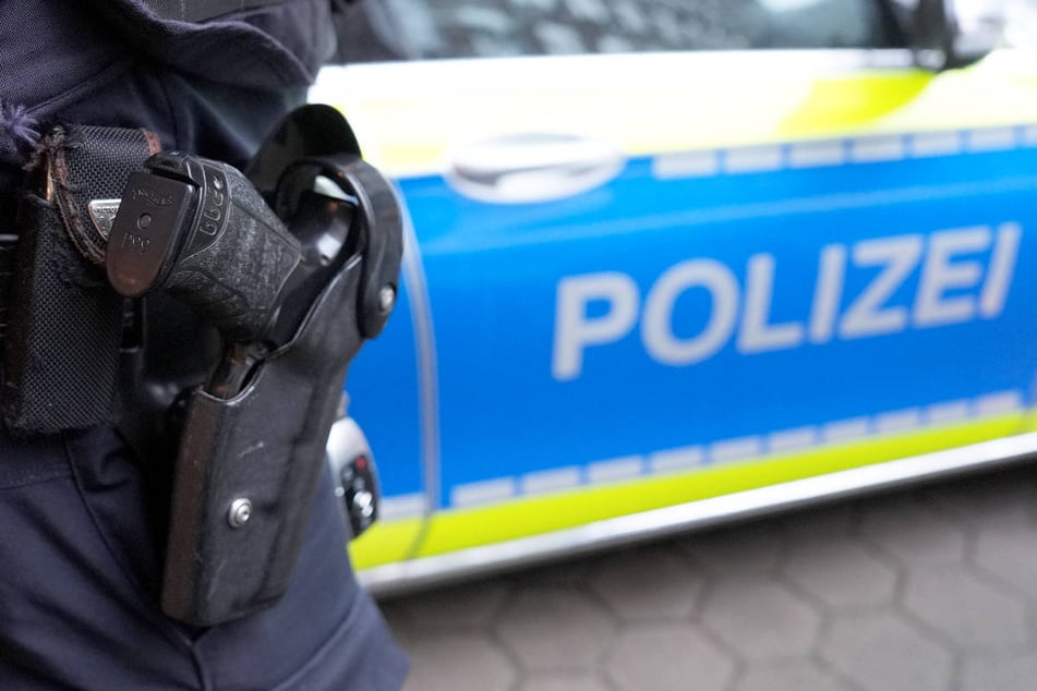 Weil ein Mann ein Messer zog, mussten zwei Beamte im Verlauf der Polizeiaktion zur Waffe greifen. (Symbolfoto)