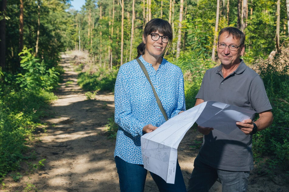 Freude über den Kompromiss: Sachsen-Netze-Projektleiter Frank Wagner (59) und Tanja Fischer (58) vom Verein Bürgerschaft Hellerau in der Heide, durch die bald auch eine Starkstromtrasse verlaufen soll.