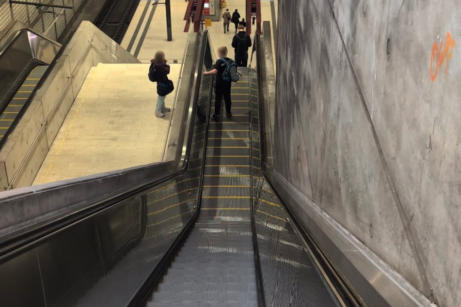 Auf dem Mittelpodest fährt nun ebenfalls eine Rolltreppe.