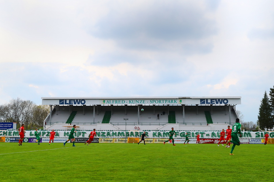 Still ruht der Hexenkessel: Pandemiebedingt fand natürlich auch die Partie in Leutzsch ohne Zuschauer statt, auch wenn vor den Stadiontoren ein paar Chemie-Fans für etwas Stimmung sorgten.