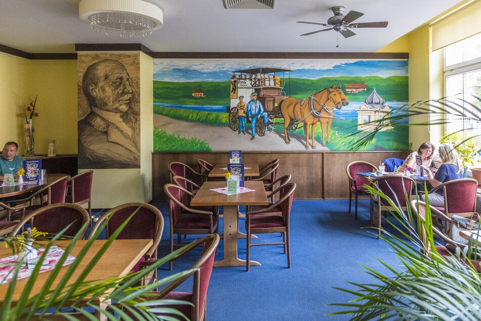 Das Café-Restaurant "Pfund" kann über dem Milchladen 90 Gäste bewirten.