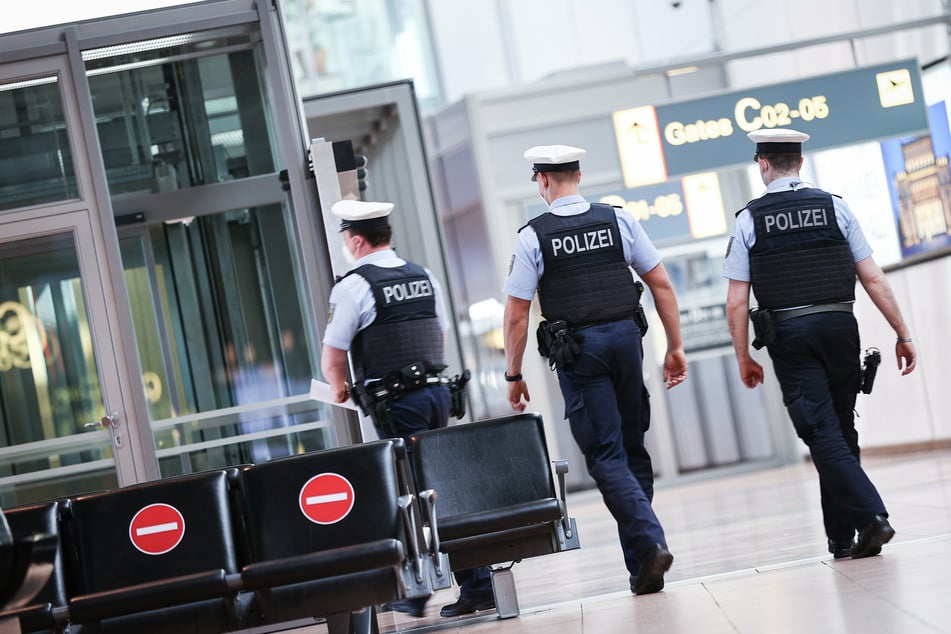 Die Polizei musste mit 16 Streifenwagen anrücken. (Symbolbild)