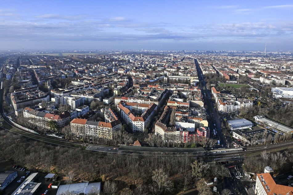 Voraussichtlich ab 2026 werden die Hotel- und Bürozimmer bezugsfertig sein, von denen aus die Skyline Berlins zu sehen ist.