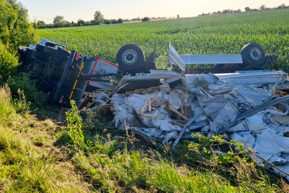 Das Gespann landete am Dienstagnachmittag auf einem angrenzenden Feld, der Fahrer wurde verletzt.