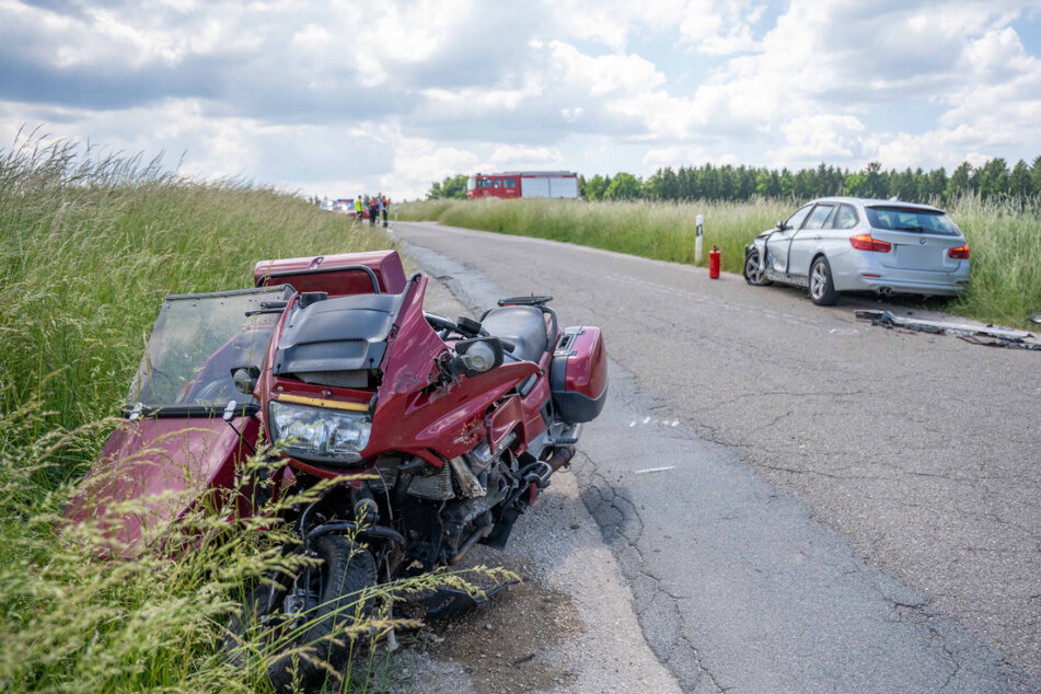 Der Motorradfahrer kam in einer Kurve auf die Gegenfahrbahn und kollidierte dort mit dem BMW.