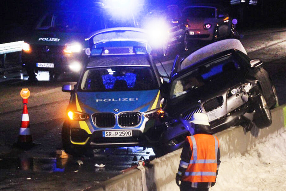 Schon wieder: Auto kracht in Absicherung, Polizist frontal erfasst