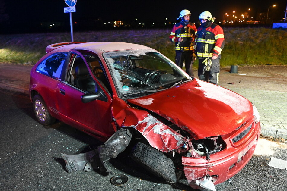 Der rote Unfallwagen. An ihm entstand Totalschaden.
