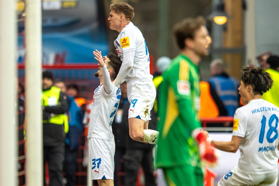 Kiels Armin Gigovic (l.) sorgt für den Nackenschlag vor der Pause.