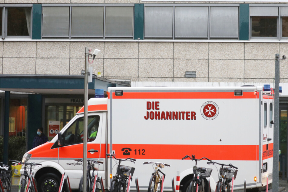Rettungskräfte brachten den 43-Jährigen ins Krankenhaus. (Symbolbild)