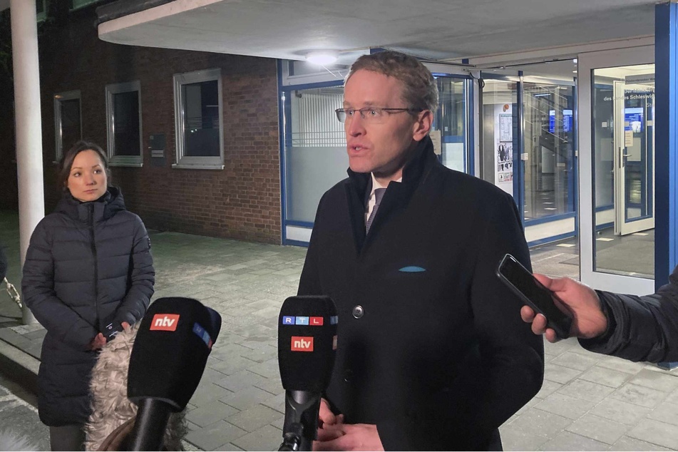 Schleswig-Holsteins Ministerpräsident Daniel Günther (49, CDU) trat vor die Presse und sprach über die erschütternde Tat.