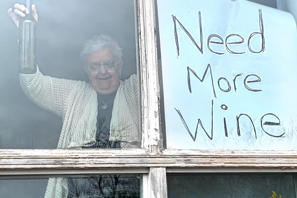 Mit riesigem Schild am Fenster! Oma bittet um mehr Wein