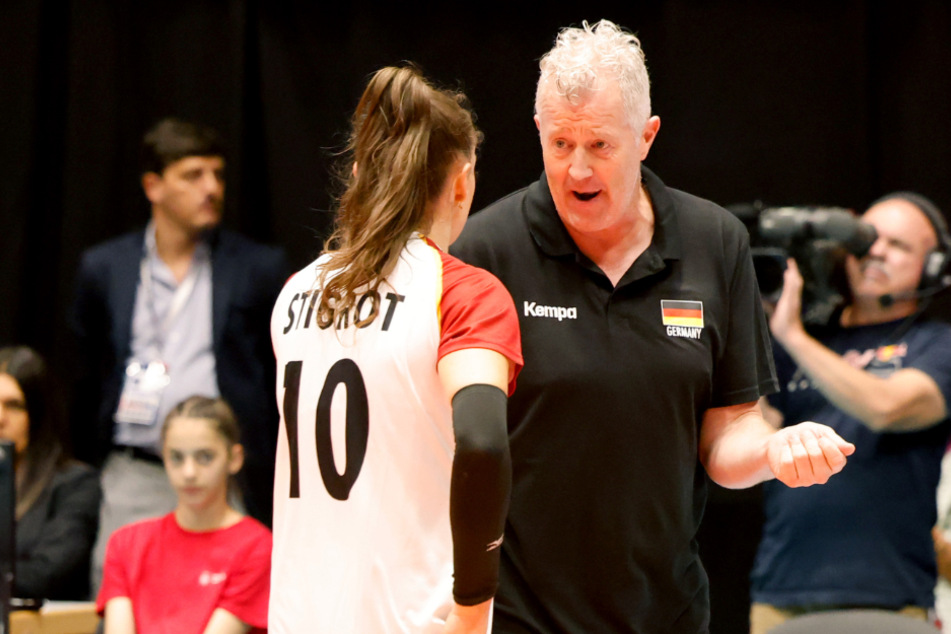 Nationaltrainer Vital Heynen (r.) bespricht sich mit seiner Spielerin Lena Stigrot.