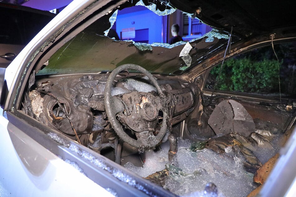 Nichts mehr wie es wahr: Der Innenraum des Dacia Sandero ist vollkommen zerstört worden.