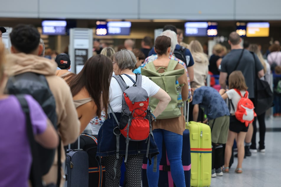 Flugreisende müssen am Donnerstag an den beiden größten NRW-Airports mit langen Wartezeiten rechnen.